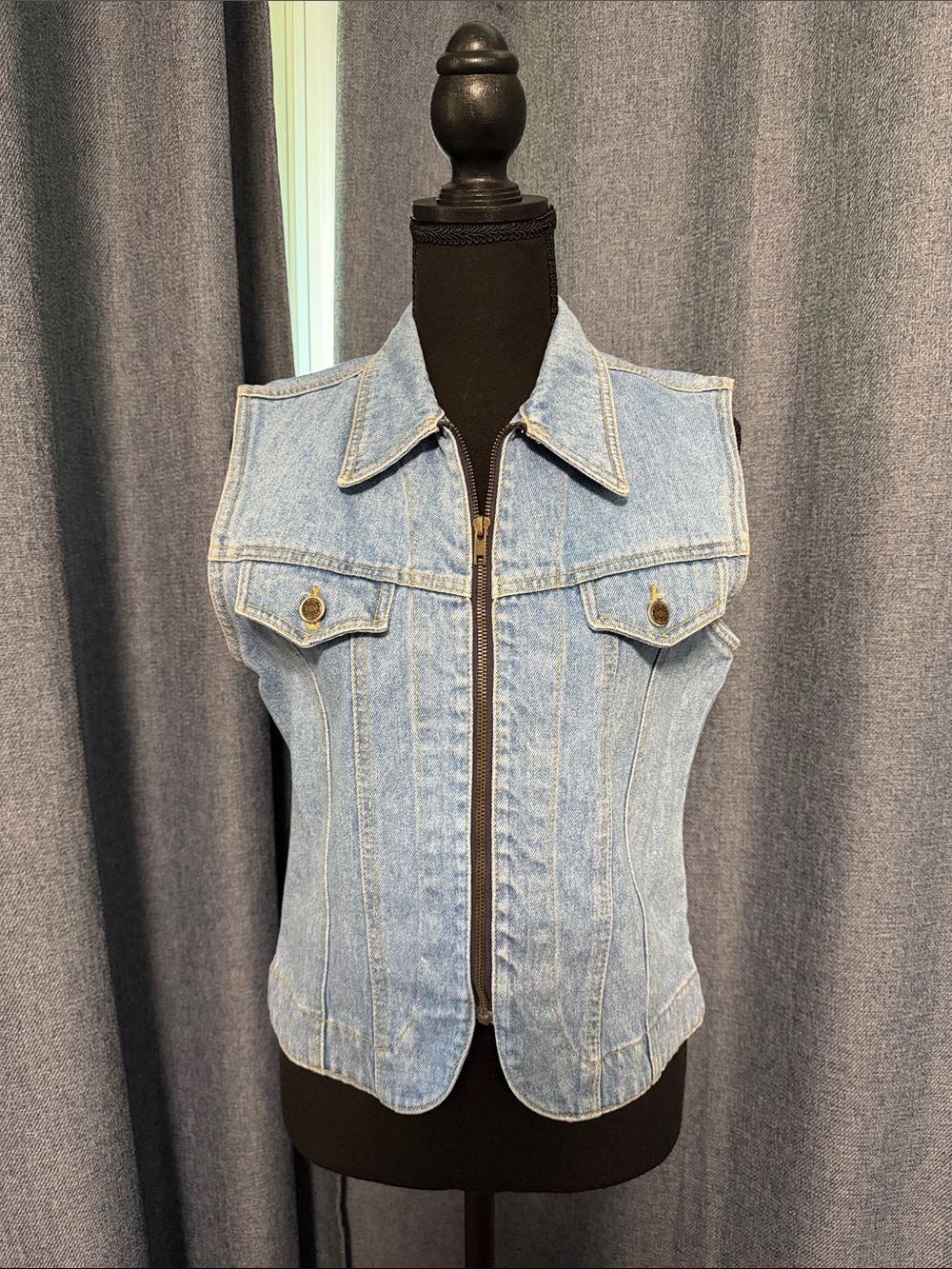 SONOMA JEAN COMPANY Vintage, Light Wash Denim Zip-Front Vest, Large (Juniors)
